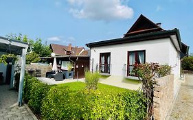 kleine ein Zimmer Wohnung mit Gartenanlage